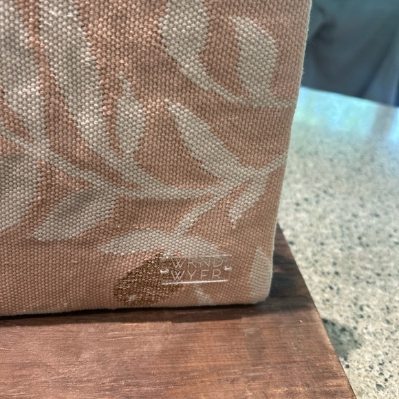 RARE- WKND-WYFR Elegant Beige Floral Clutch/Crossbody - Picture 4 of 6